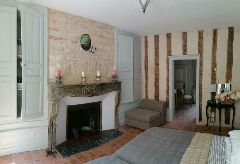 غرفة قياسية مطلّة علي الحديقة, Le Tabellion