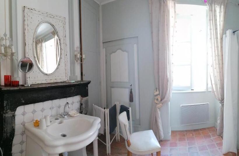 غرفة قياسية مطلّة علي الحديقة, Le Tabellion