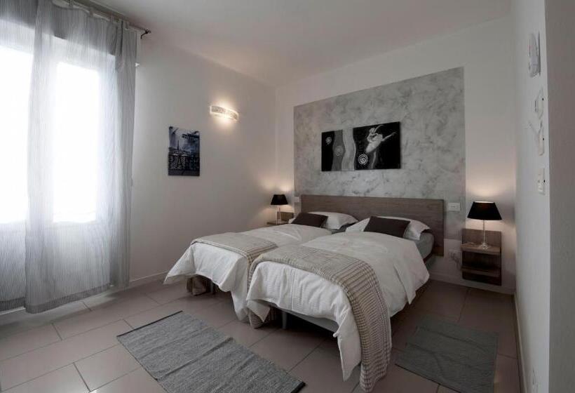 デラックスルーム, Le Suites   Di Fronte Ospedale Sacro Cuore