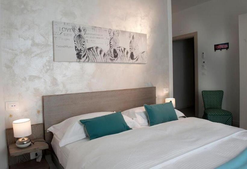 デラックスルーム, Le Suites   Di Fronte Ospedale Sacro Cuore