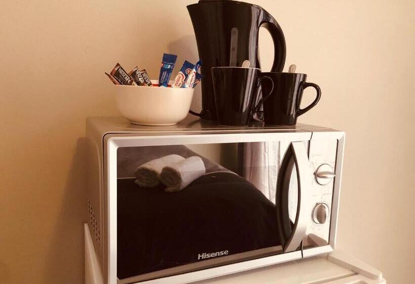 标准三人间, Cornerstone Guest House