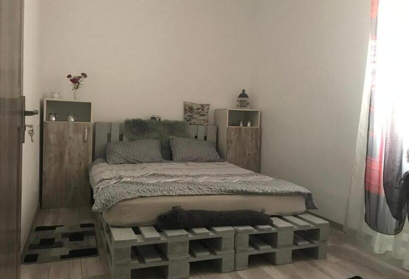 منزل غرفة نوم واحدة, Andres Central Apartments House