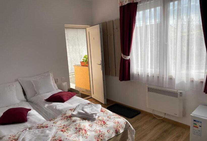 غرفة عائلية, Gizella Vendégház