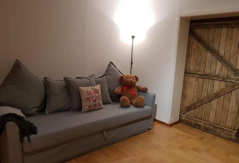 דירת שני חדרים, The Friendly Moose