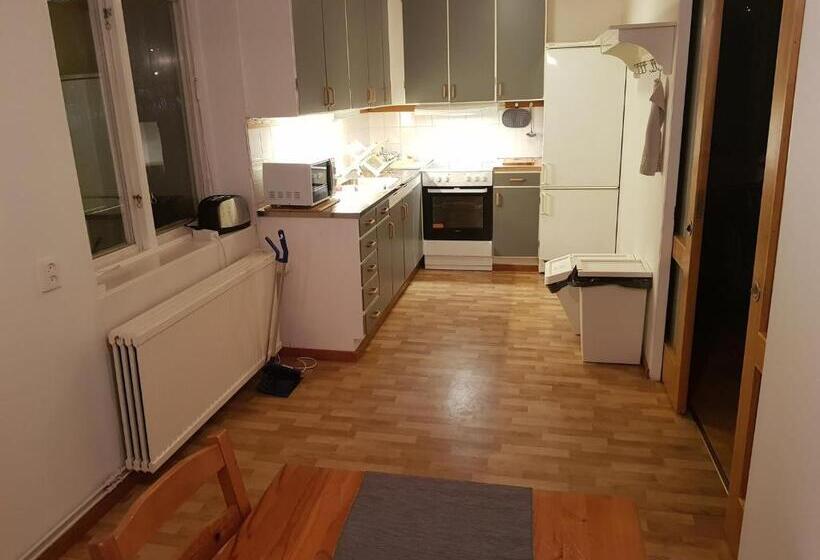 דירת שני חדרים, The Friendly Moose