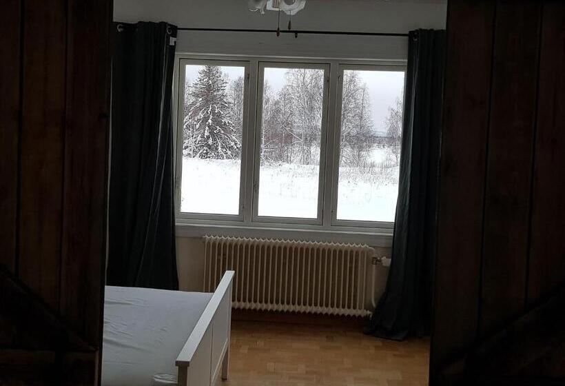 דירת שני חדרים, The Friendly Moose