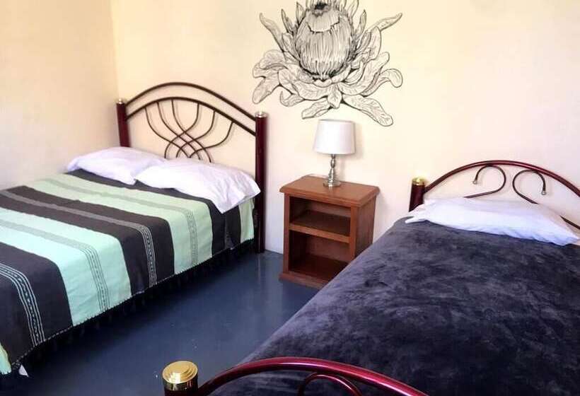 اتاق استاندارد سه نفره, Los Nardos Hostel