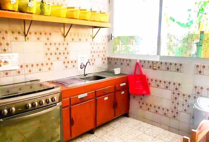 اتاق استاندارد سه نفره, Los Nardos Hostel