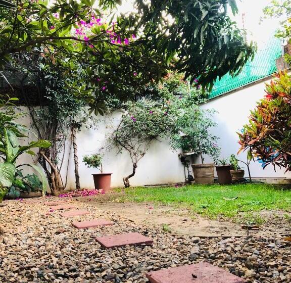 اتاق استاندارد سه نفره, Los Nardos Hostel