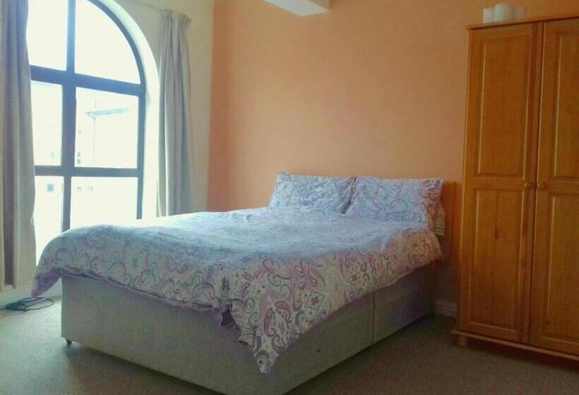 חדר אקונומי, The Fortwell Boarding House