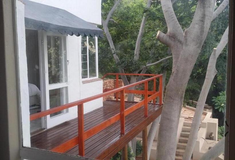 غرفة قياسية مطلّة علي البحيرة, Letamong