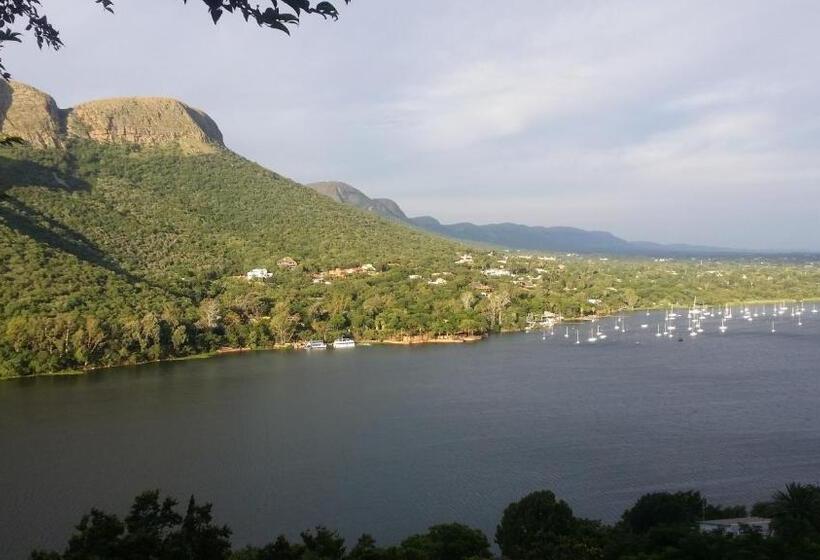 غرفة قياسية مطلّة علي البحيرة, Letamong