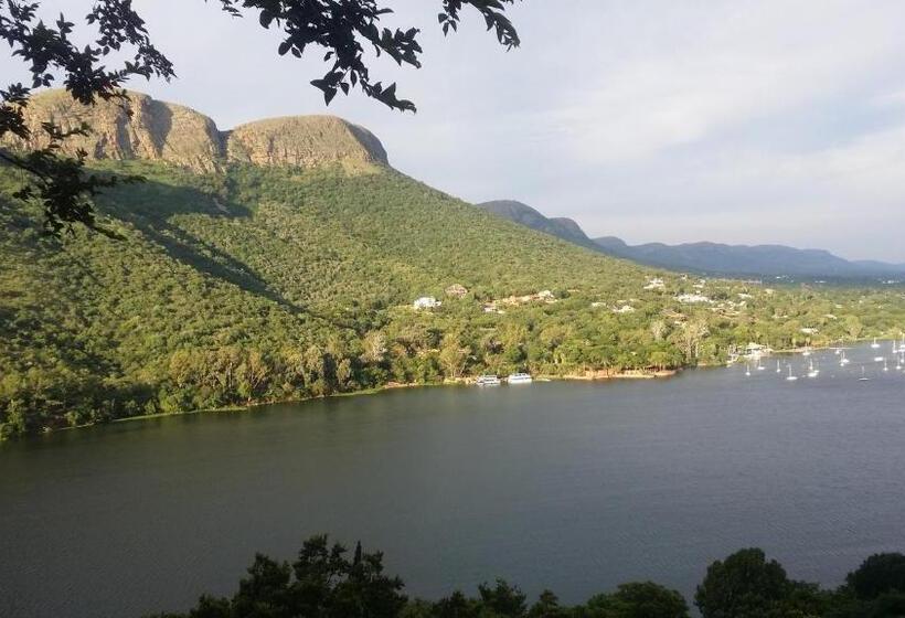 غرفة قياسية مطلّة علي البحيرة, Letamong