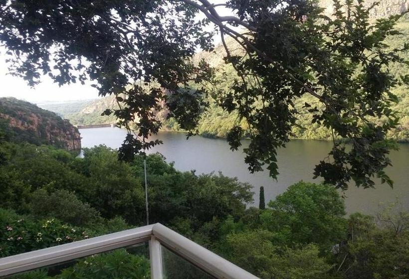 غرفة قياسية مطلّة علي البحيرة, Letamong