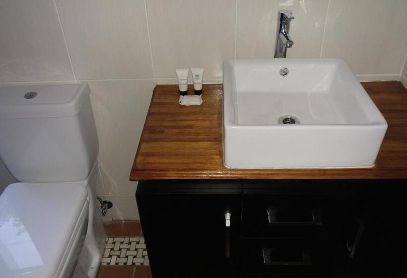 غرفة قياسية مطلّة علي البحيرة, Letamong