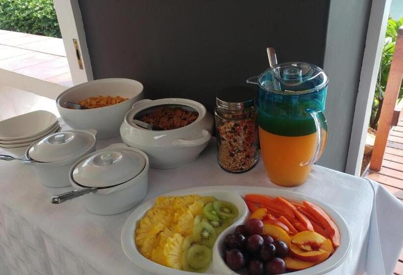 غرفة قياسية مطلّة علي البحيرة, Letamong