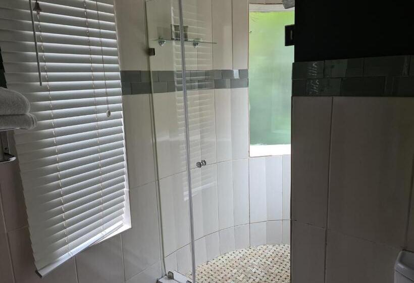 غرفة قياسية مطلّة علي البحيرة, Letamong