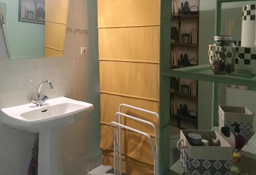 اتاق استاندارد, La Chambre Des Buissonnats