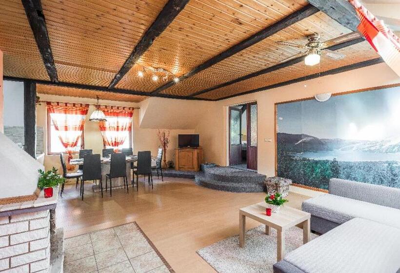 带露台的小型套房, Penzion U Lípy