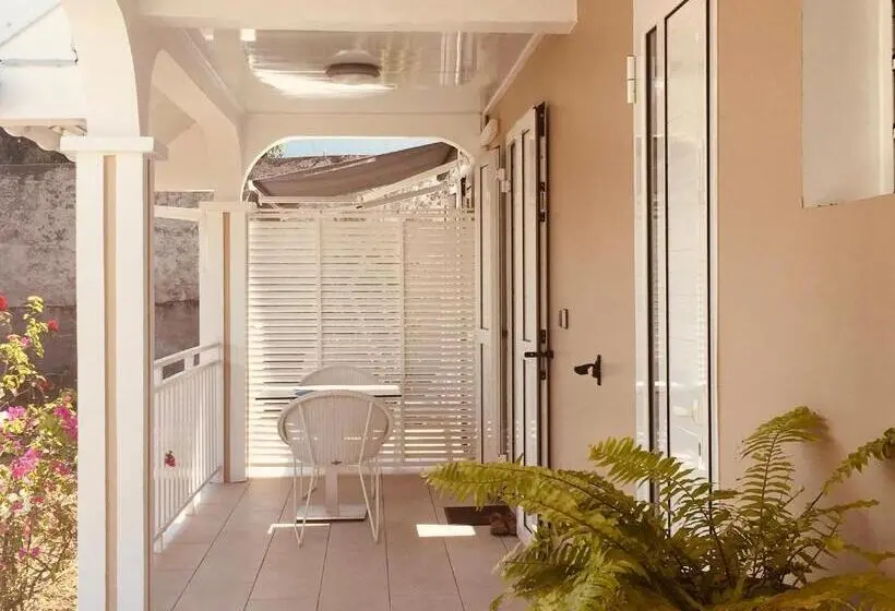 Standard room with outdoor bath, La Villa Maé