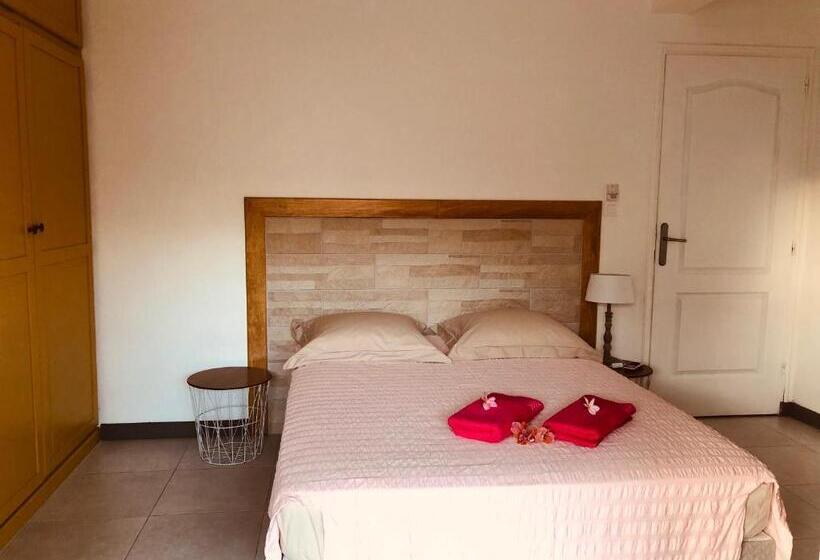 Standard room with outdoor bath, La Villa Maé