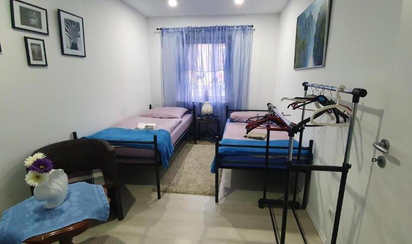 تختخواب در اتاق مشترک, B Hostel