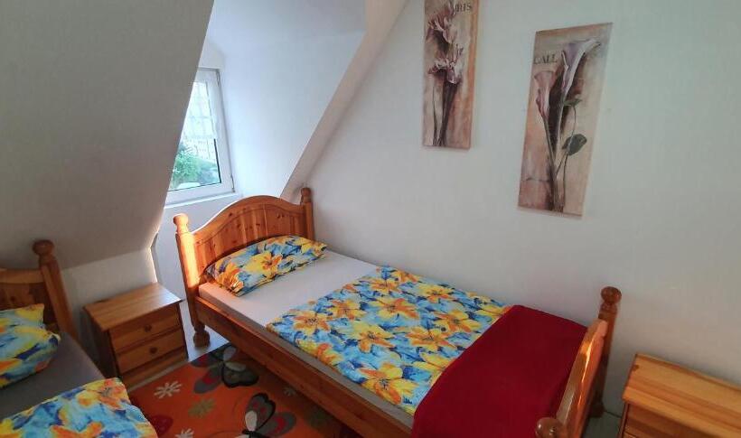 تختخواب در اتاق مشترک, B Hostel