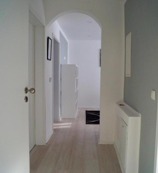 تختخواب در اتاق مشترک, B Hostel