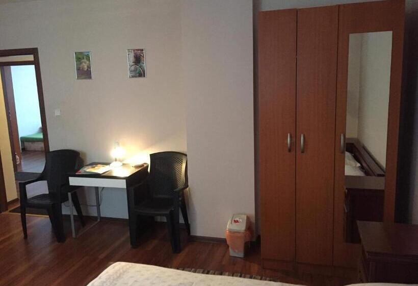 غرفة رباعية اقتصادية مع حمام مشترك, Hostel Fontana