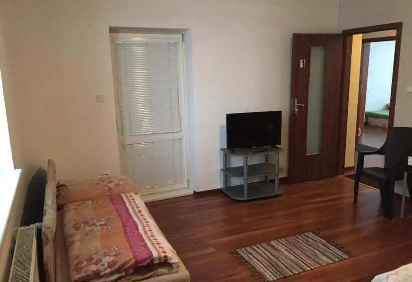 اتاق چهار تخته با دستشویی مشترک, Hostel Fontana