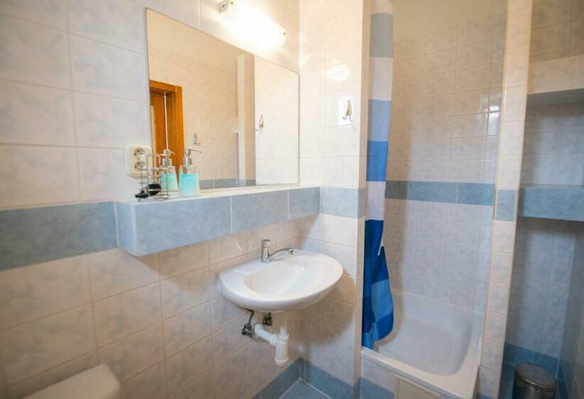 غرفة عائلية, Privat Vypka