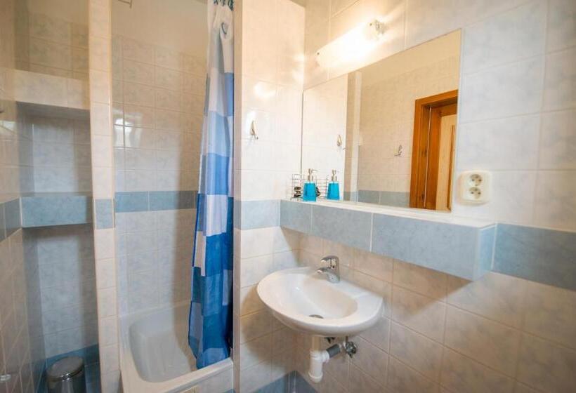 غرفة عائلية, Privat Vypka