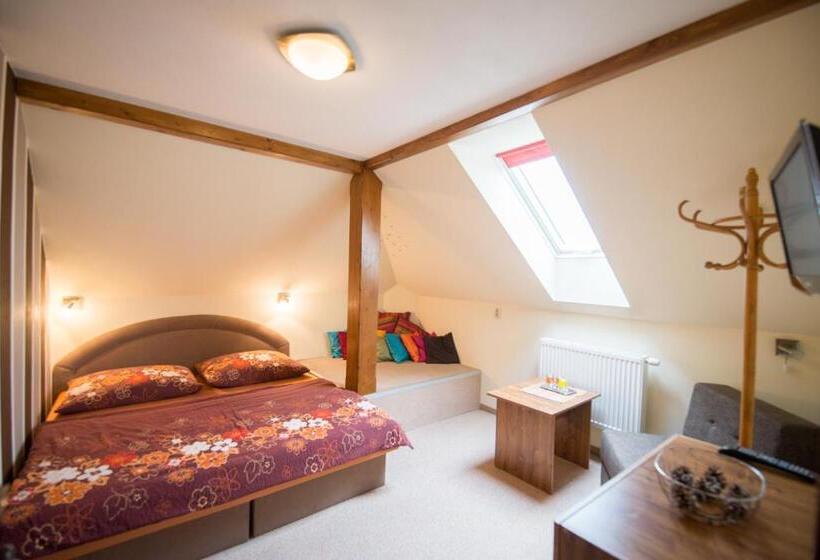 جناح عائلي, Privat Vypka