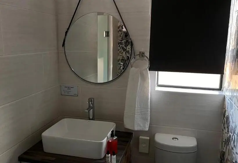 Deluxe Zimmer, The Chameleon