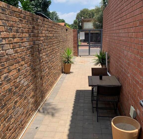 Номер Deluxe, The Chameleon