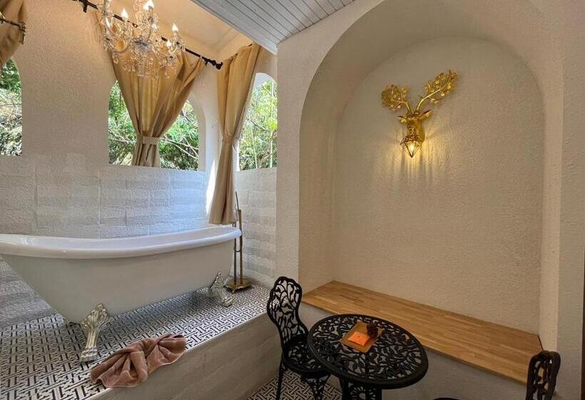 Suite with lake view, Villa Pason