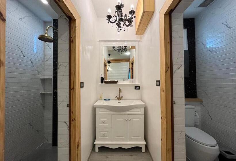 Suite with lake view, Villa Pason