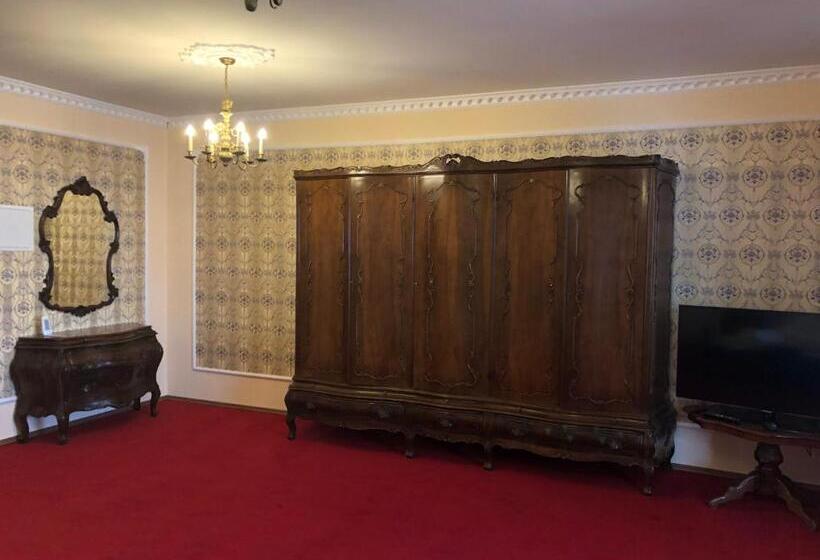 غرفة قياسية مزوَّدة بشُرفة, Lambach Villa