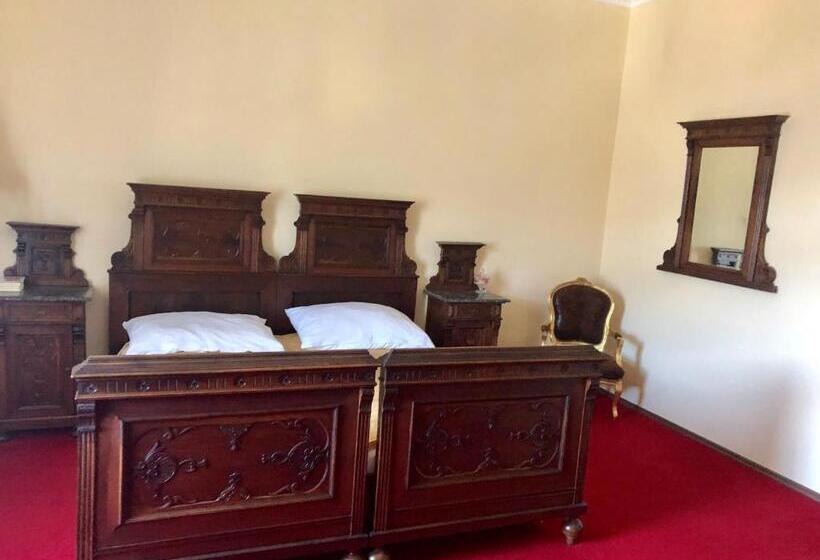 جناح عائلي, Lambach Villa