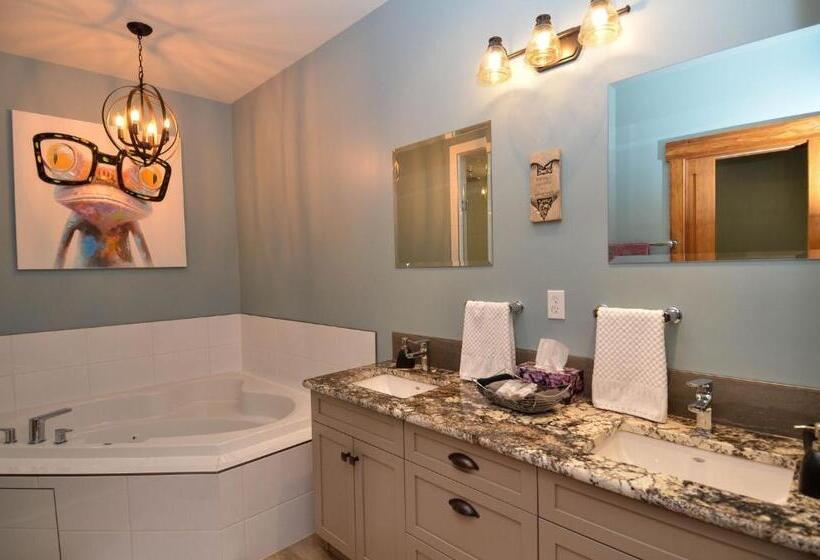 חדר דחוקס עם מיטת קינג, Golden Acres Mountain Lodge