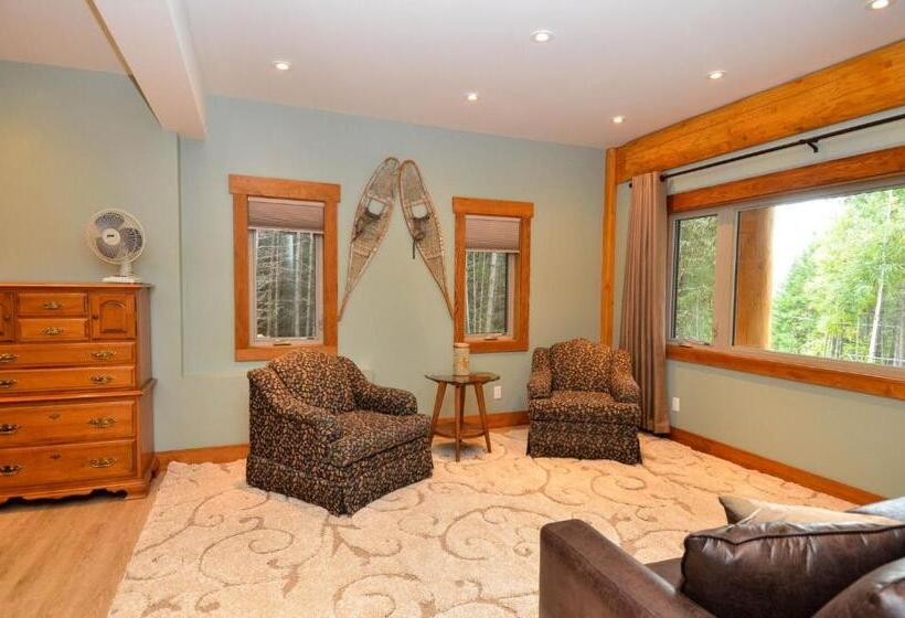 带大床的豪华间, Golden Acres Mountain Lodge