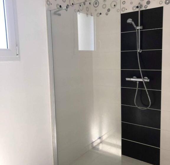 이코노미 룸, Home Auray