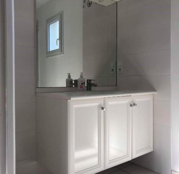 이코노미 룸, Home Auray