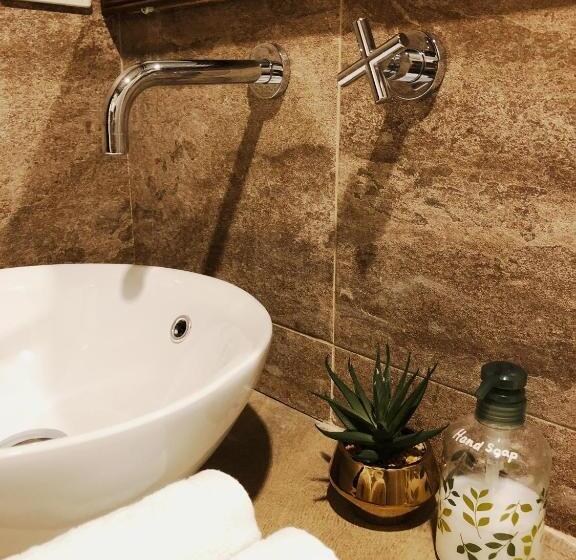 اتاق استاندارد, The Cabins At Lvf