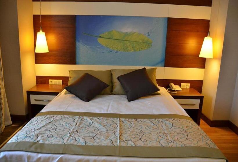 标准三人间, Holiday City