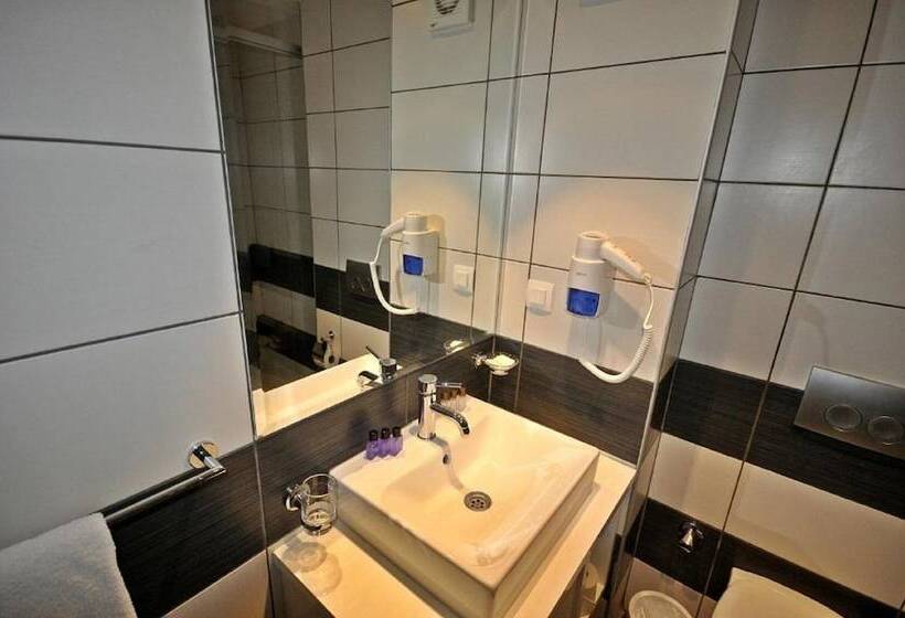 غرفة قياسية, Club Shark