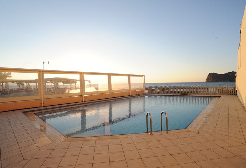 דירת חדר נוף לים, Georgina