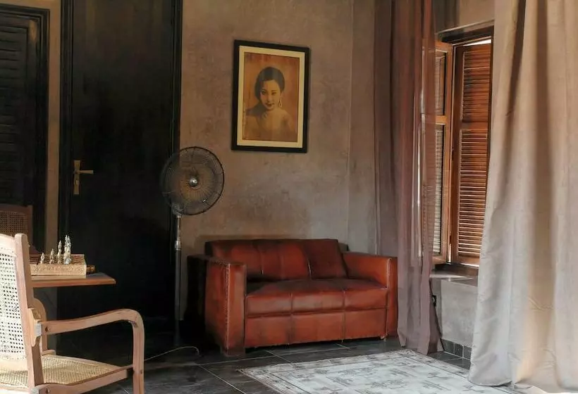 سوییت جونیور, Villa Makassar