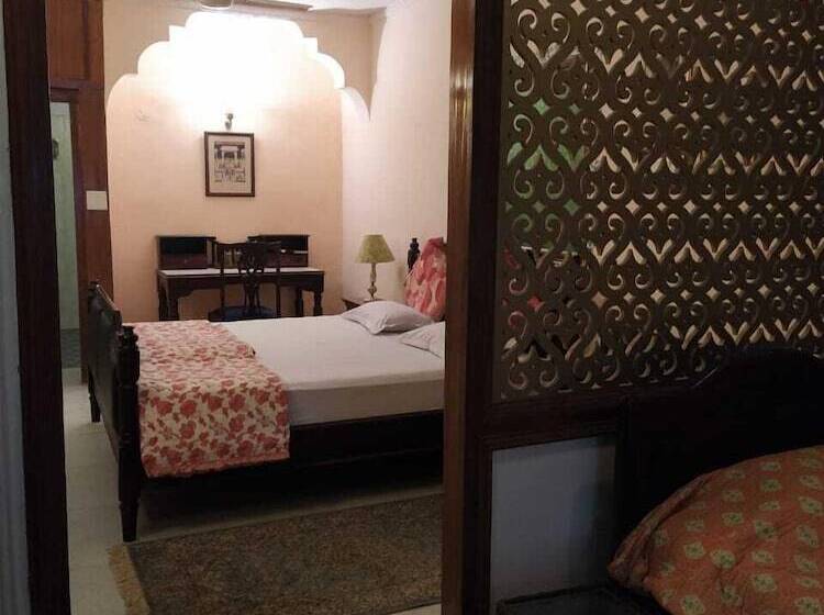 غرفة عائلية, Rawla Rawatsar