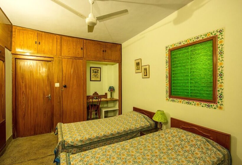 غرفة عائلية, Rawla Rawatsar